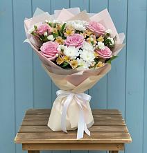 Букет цветов из:  Гвоздики, Орхидеи и Розы в Визинге