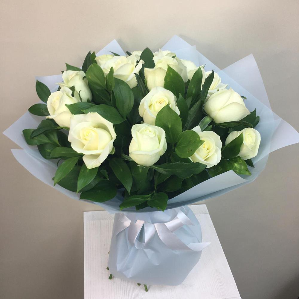 Букет 15 Белых роз Проуд в Визинге
