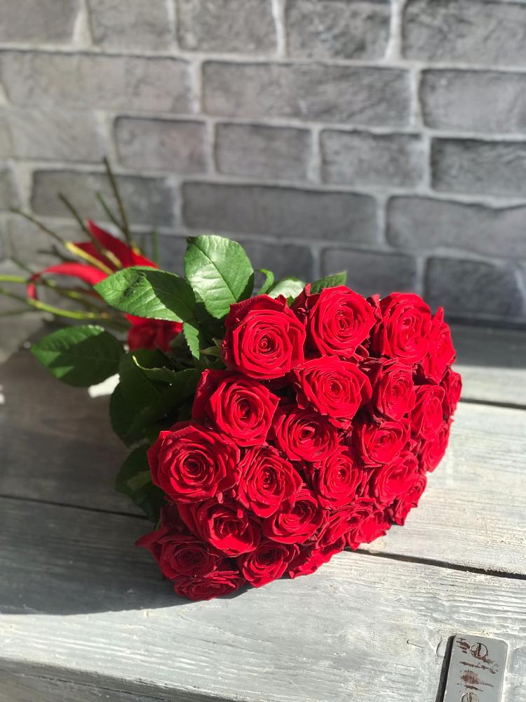 Букет Красные розы Фридом в Визинге