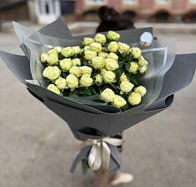 Букет Белые кустовые розы Солинеро в Визинге