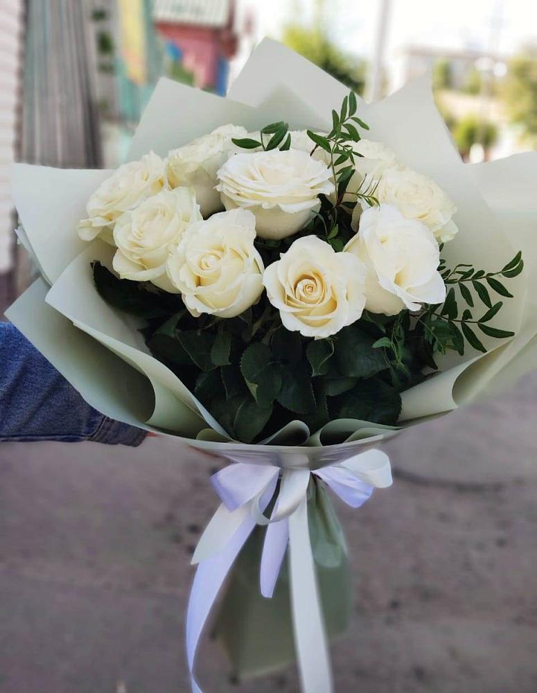 Букет Белые розы Проуд в Визинге
