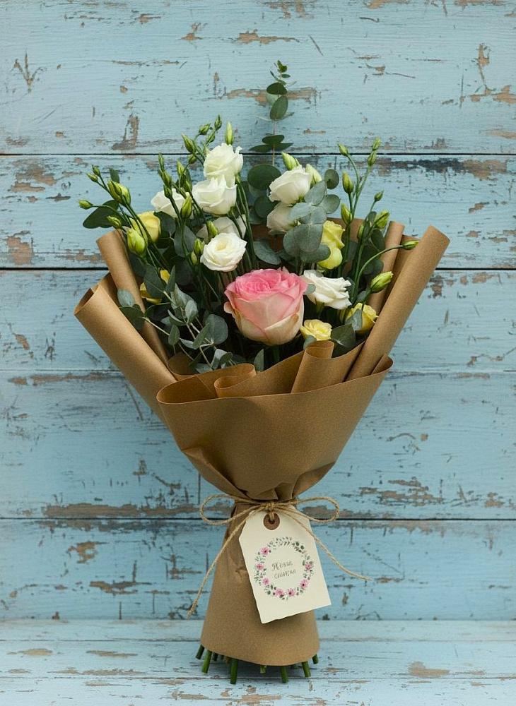 Букет цветов из: Розы и Лизиантусы в Визинге