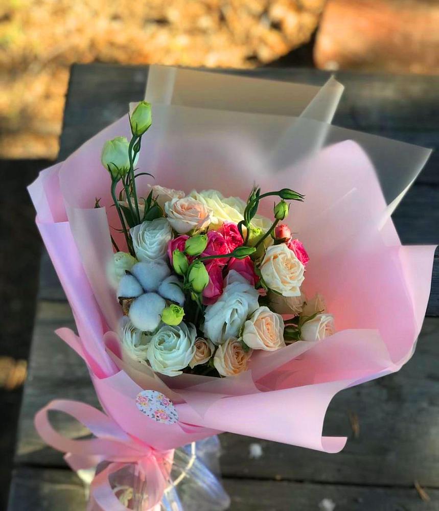 Букет цветов из: Розы и Лизиантусы в Визинге