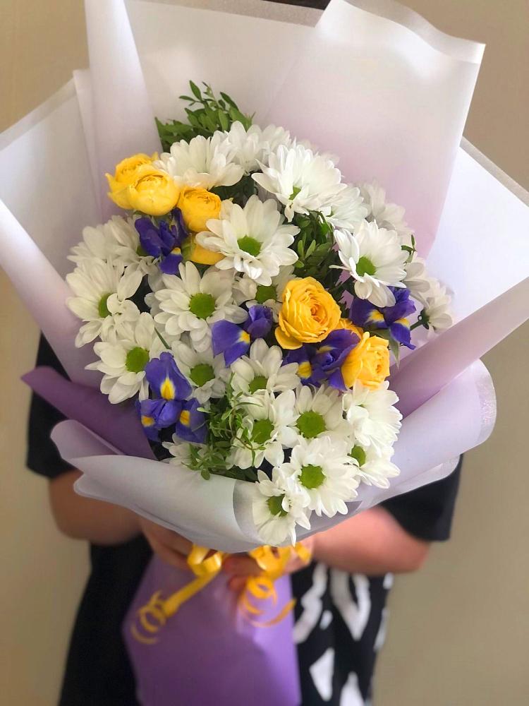 Букет цветов из: Ирисы, Хризантемы и Розы в Визинге