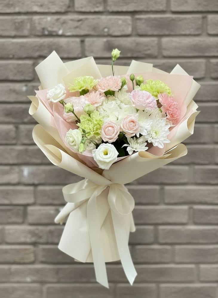 Букет цветов из: Гвоздики, Розы, Лизиантусы и Хризантемы в Визинге