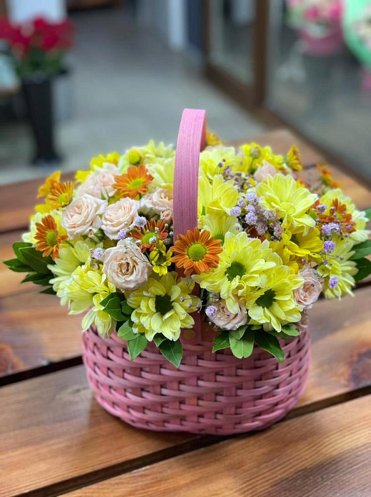 Цветочная композиция из Хризантемы и Розы в корзине в Визинге