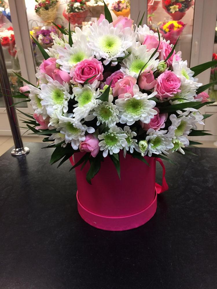 Цветочная композиция из Розы и Хризантемы в шляпной коробке в Визинге