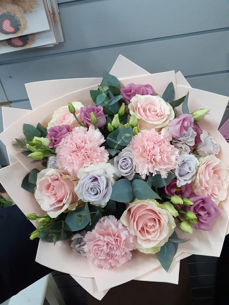 Букет цветов из: Розы, Гвоздики и Лизиантусы в Визинге