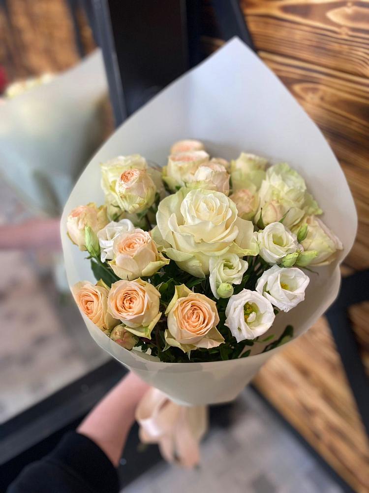 Букет цветов из: Розы и Лизиантусы в Визинге