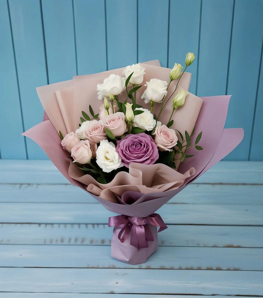 Букет цветов из: Розы и Лизиантусы в Визинге